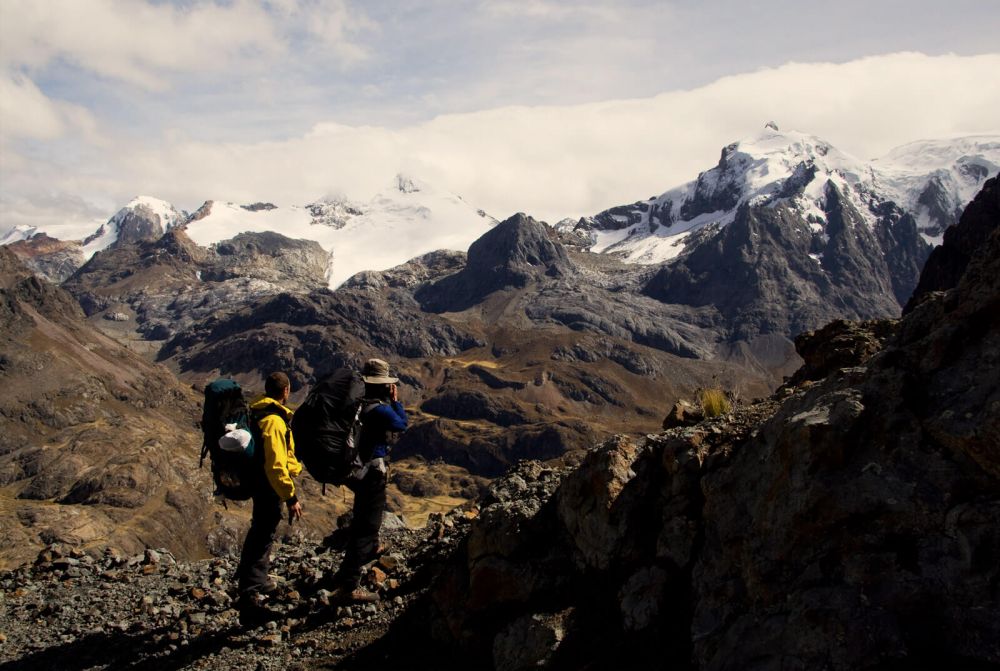 randonneurs qui photographient des montagnes randonneurs qui photographient des montagnes