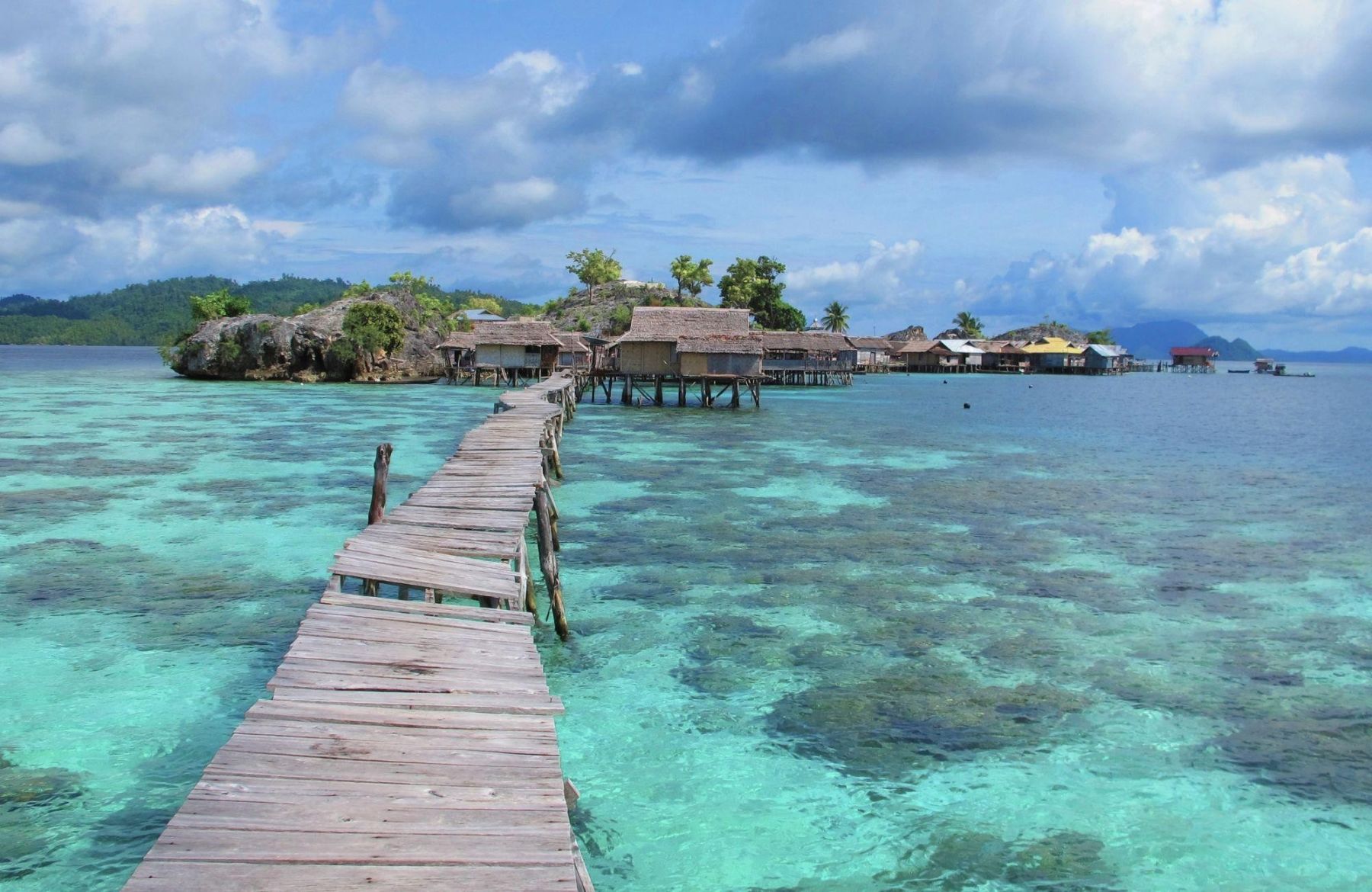 photo couverture hébergement sur pilotis dans les lagons turquoise en indonesie