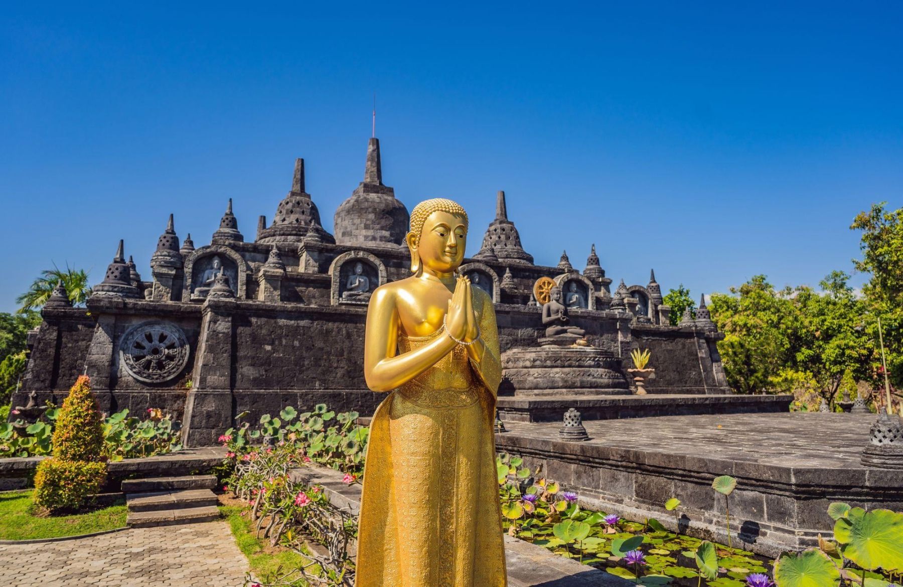 statue dorée dans un temple voyage en Indonésie