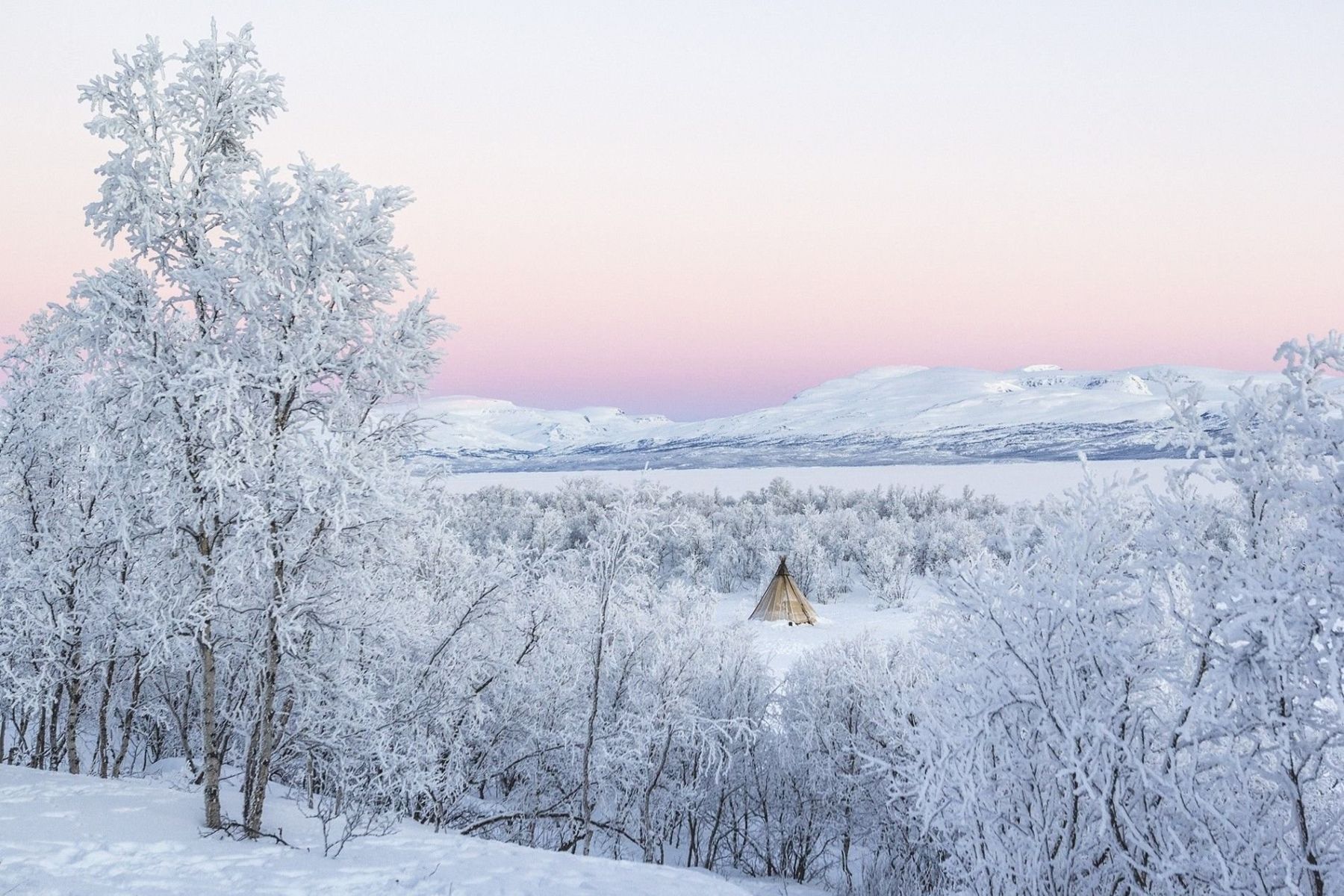 tipi dans la foret boréale en Laponie