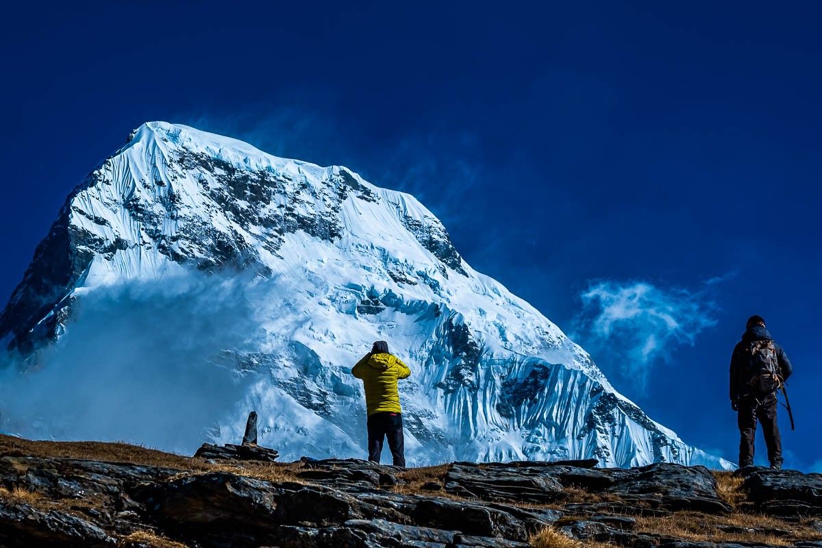 photo couverture trekkeurs face aux sommets enneigés au Népal