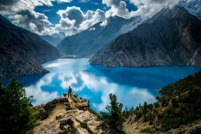lac turquoise des montagnes au nepal