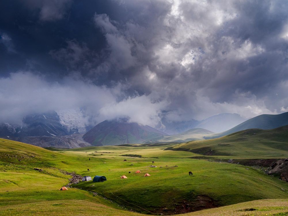 Bivouac et fin de journée dans les montagnes d'At Bachy