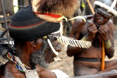 Papouasie, fête du cochon préparation du feu