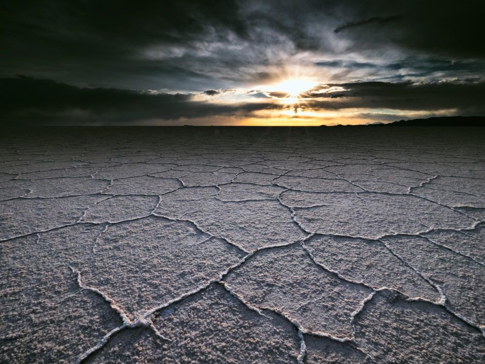 Formations géométriques sur le salar d'Uyuni, Bolivie