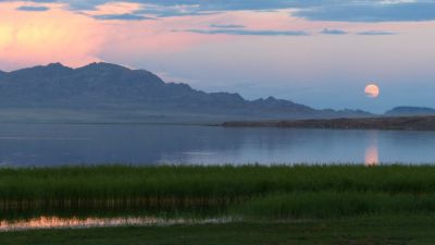 Lever de lune et  lac salé dans la région de Uvs