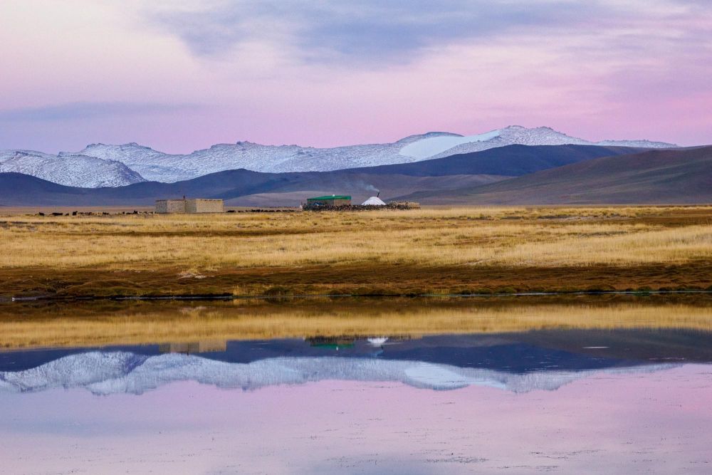 Lumières de fin de journée  et reflets sur le campement et les jeez russes UAZ