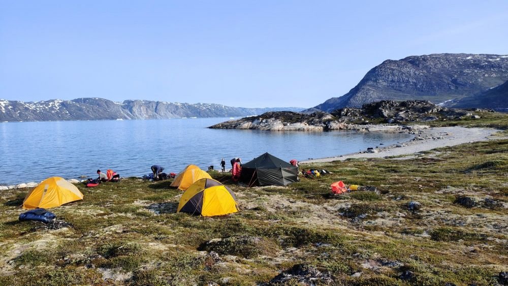 Camp de tentes face aux icebergs