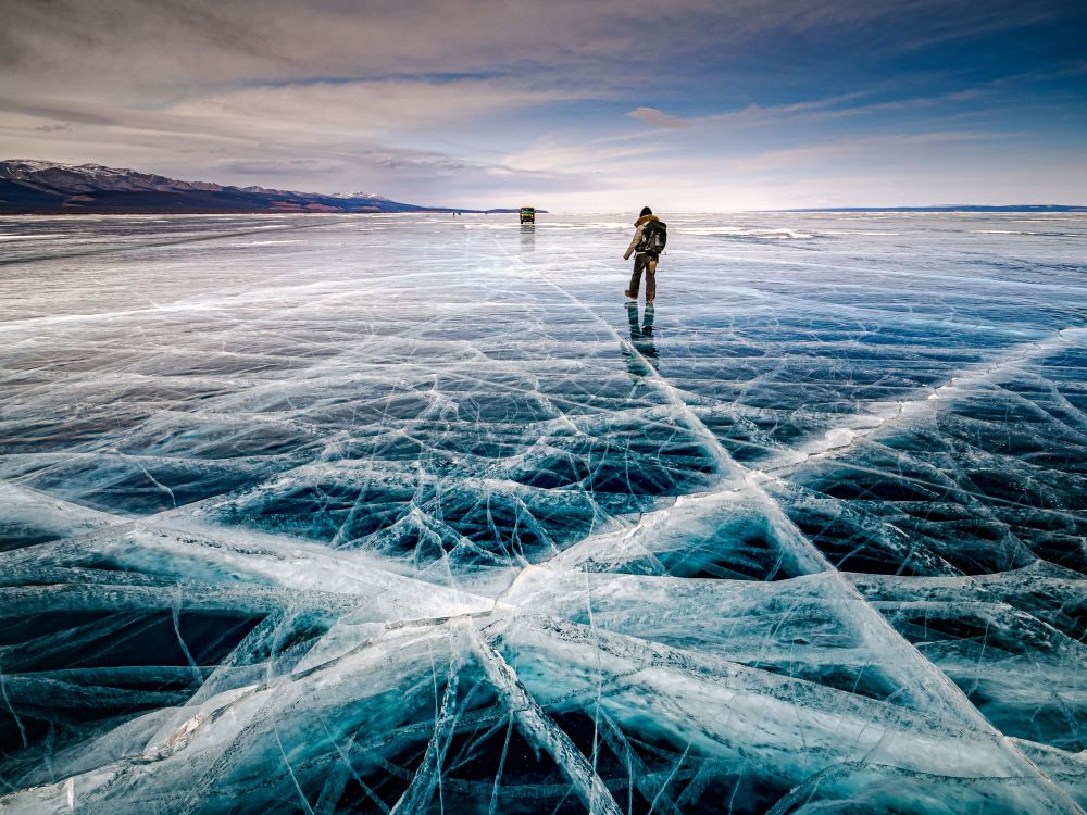 La marche cramponnée sur la glace vive du lac