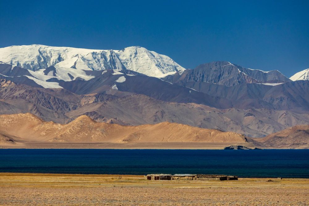 La vue sur le lac Karakol  et le Pic  Lenine, côté tadjik