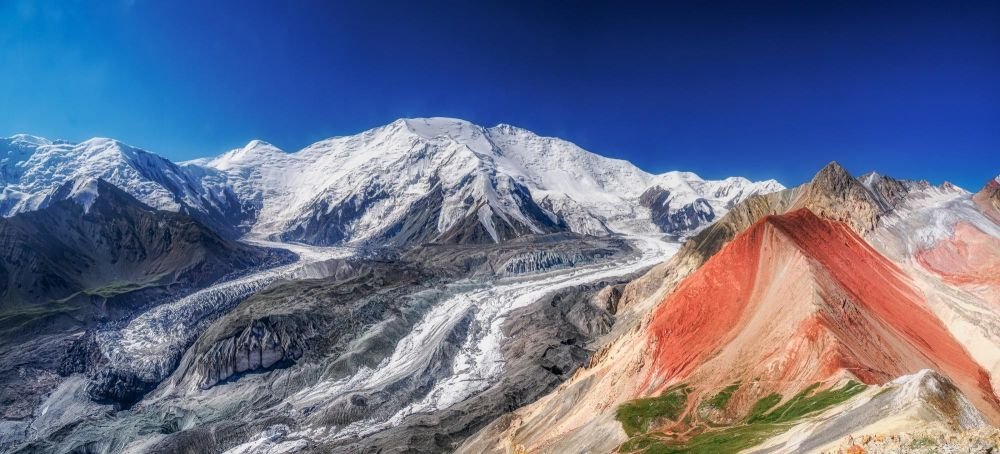 Le Pic Lenine et ses glaciers depuis le Camp 1, saisissant pamir kirghiz