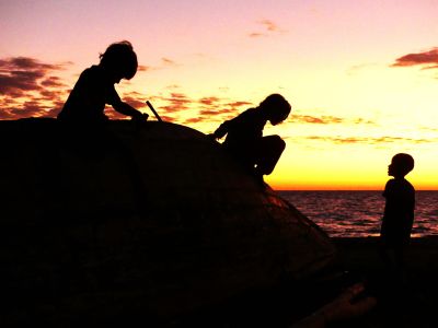 enfants français et malgaches jouant ensemble sur une plage