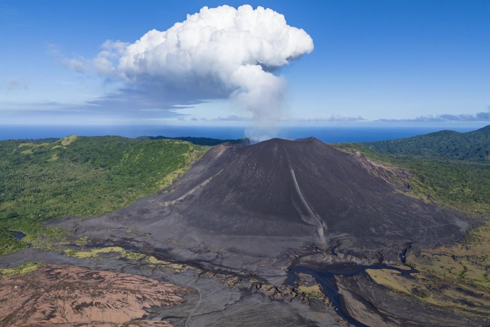 Volcan Yasur en éruption, ile de Tanna, voyage au Vanuatu