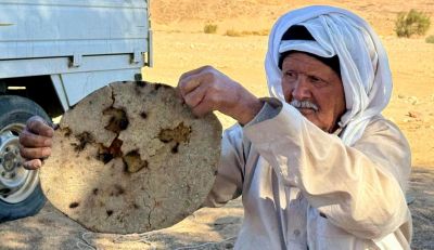 Préparation du pain bédouin Sinaï randonnée désert Egypte