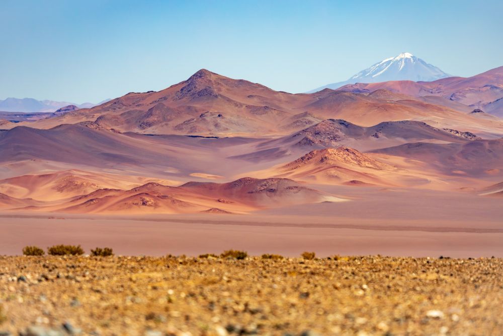 Le sommet du Llullaillaco émerge au dessus du désert d'Atacama, Argentine