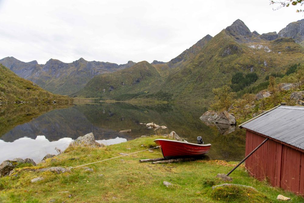 Barque et cabane au bord d'un lac