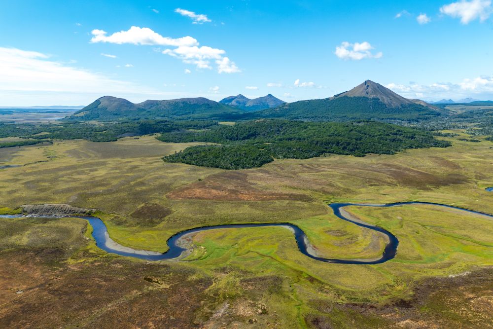 En Terre de Feu, la rivière serpente dans la pampa au pied des sommets