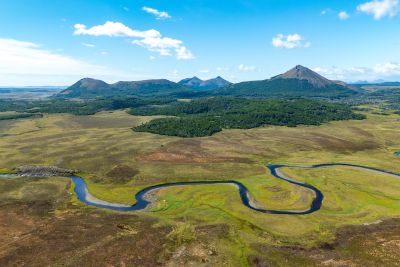 En Terre de Feu, la rivière serpente dans la pampa au pied des sommets