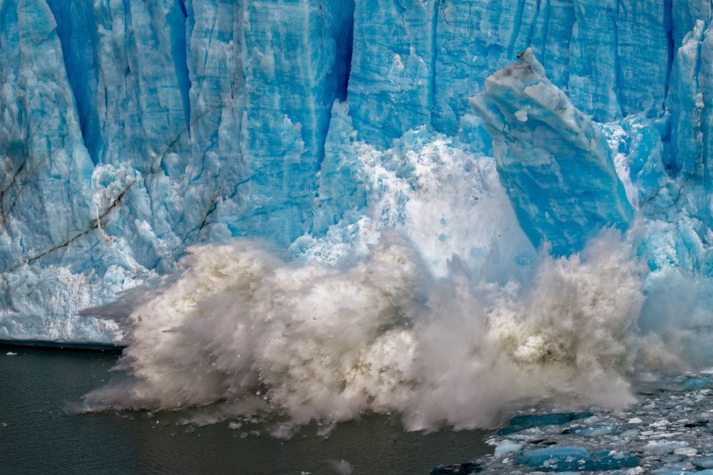 Chute de pans de glace au glacier Perito Moreno, Argentine, Patagonie