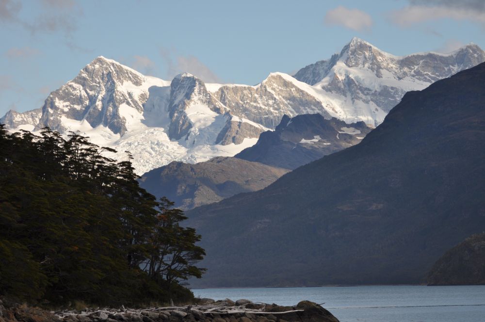 Les sommets majestueux de la cordillère de Darwin, en Terre de Feu chilienne