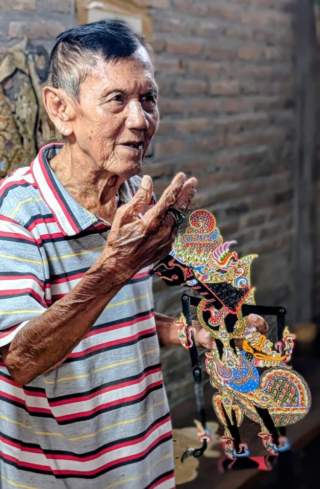 Artisan fabriquant les marionnettes du wayang kulit