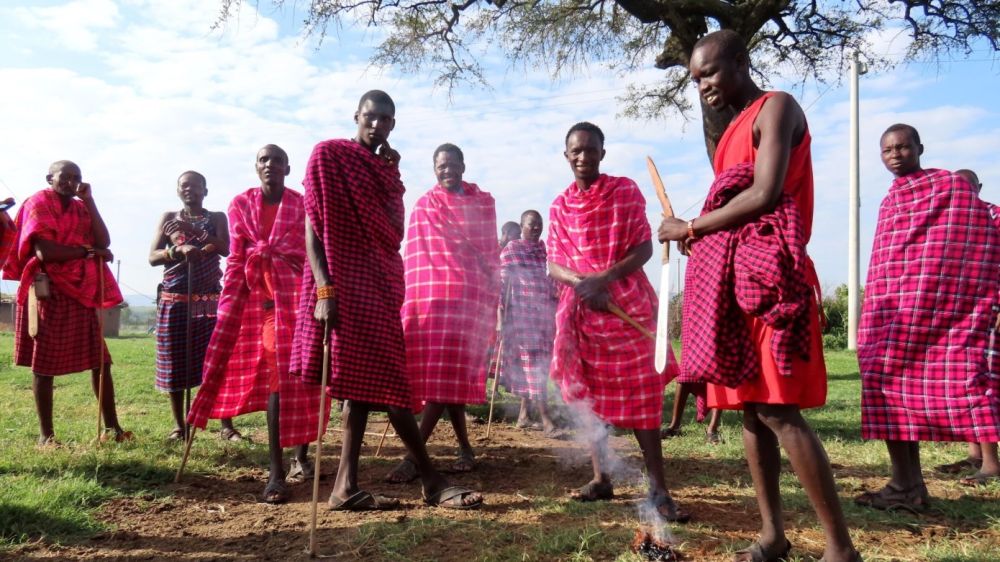 Maasais drapés de leur shuka