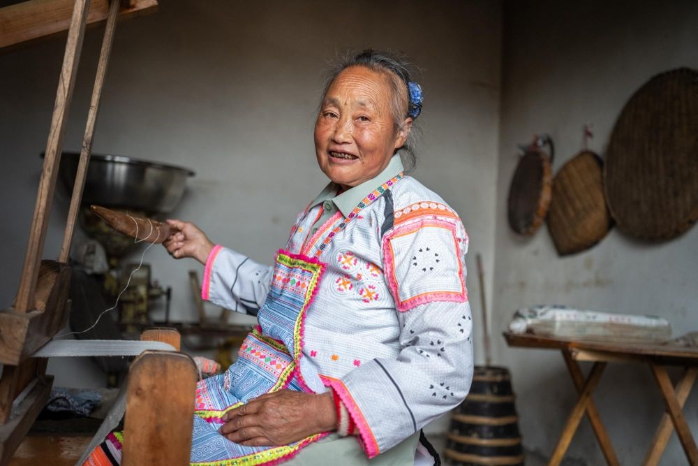 femme Miao à longue corne