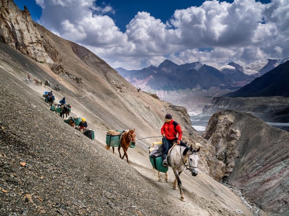 Moraines entre le camp de base et le camp 1 du Lenine