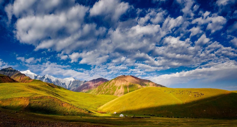 Yourtes aux abord du Pic Petrovski