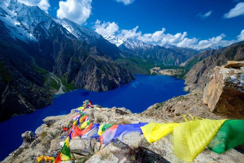 drapeaux à prière flottant sur le lac Phoksundo au Népal