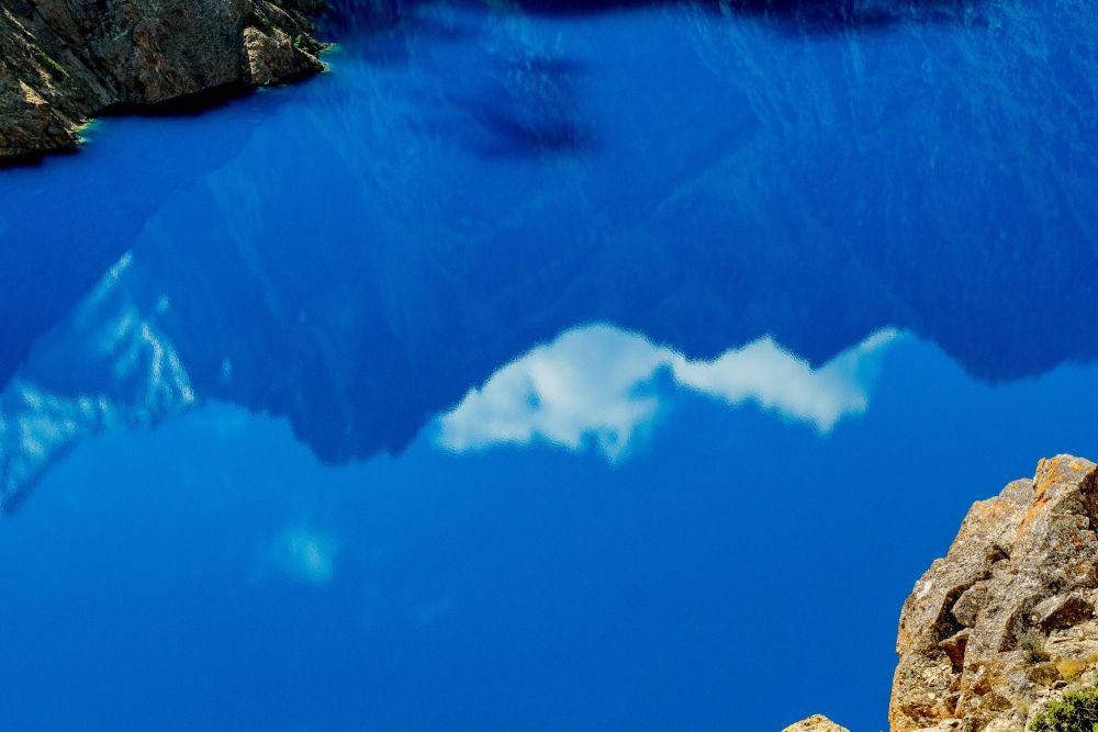 reflets sur le lac Phoksundo, Dolpo, Népal