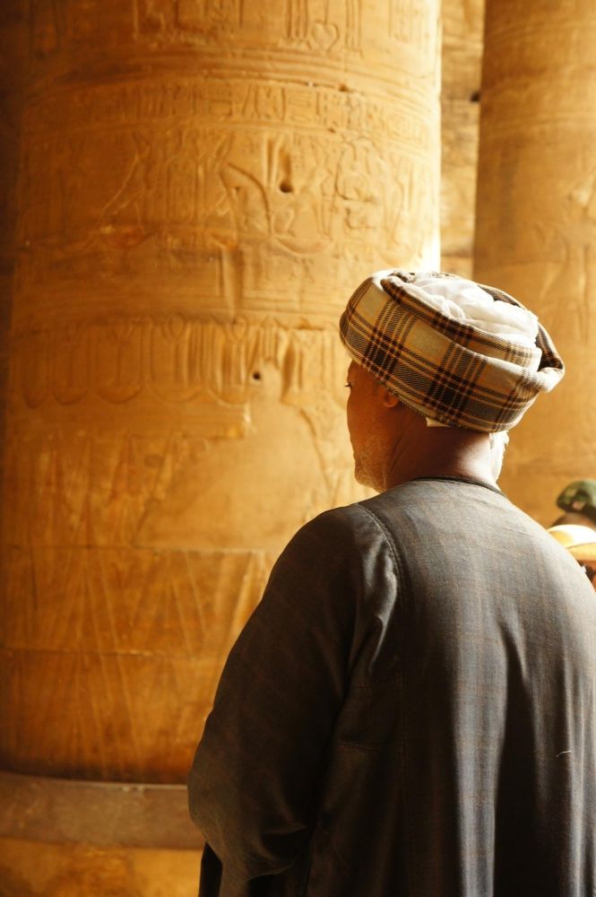 Egyptien  dvant une colonne Temple d'Edfou Egypte