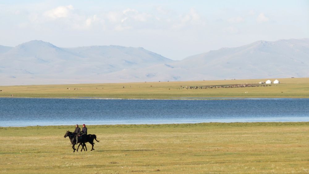 Cavaliers sur le lac Song Kul
