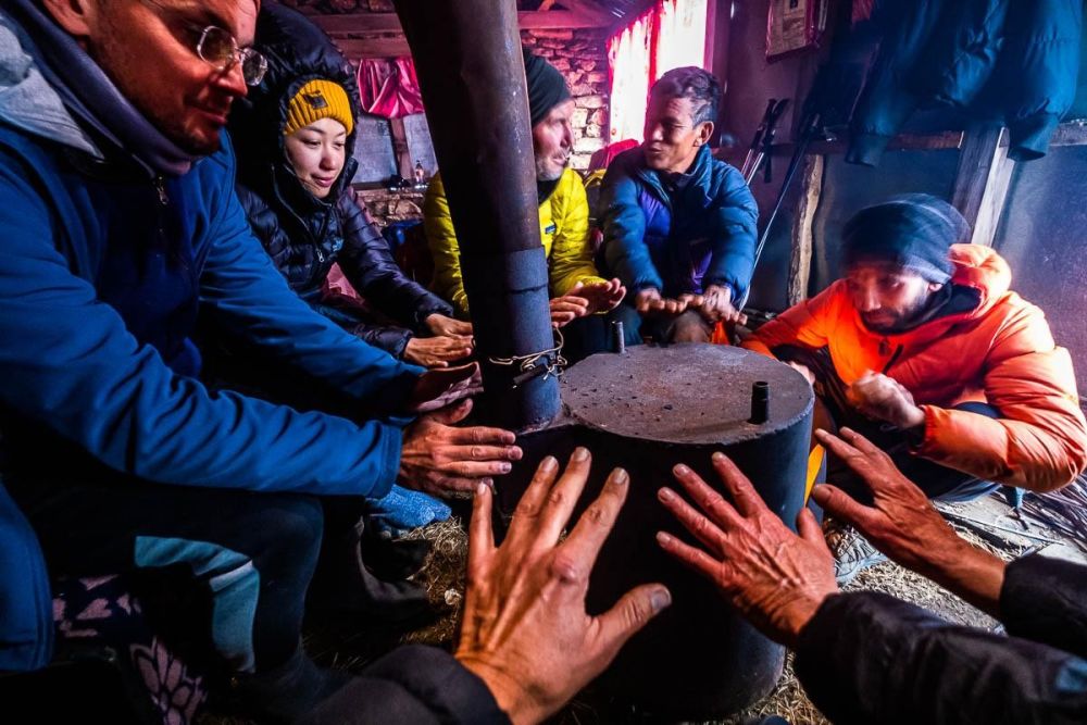 Autour du poêle dans un lodge népalais