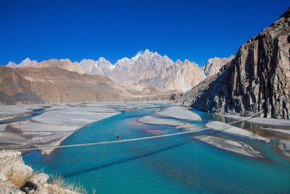 Pont suspendu Hussaini, traverse le lac Borit dans la vallée Hunza au Pakistan