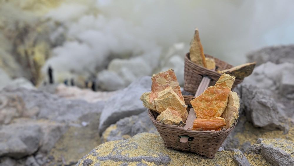 Récolte de soufre au Kawah Ijen