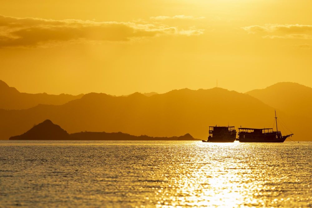 Lumière dorée sur les îles Komodo