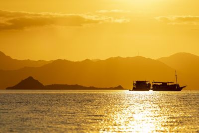 Lumière dorée sur les îles Komodo