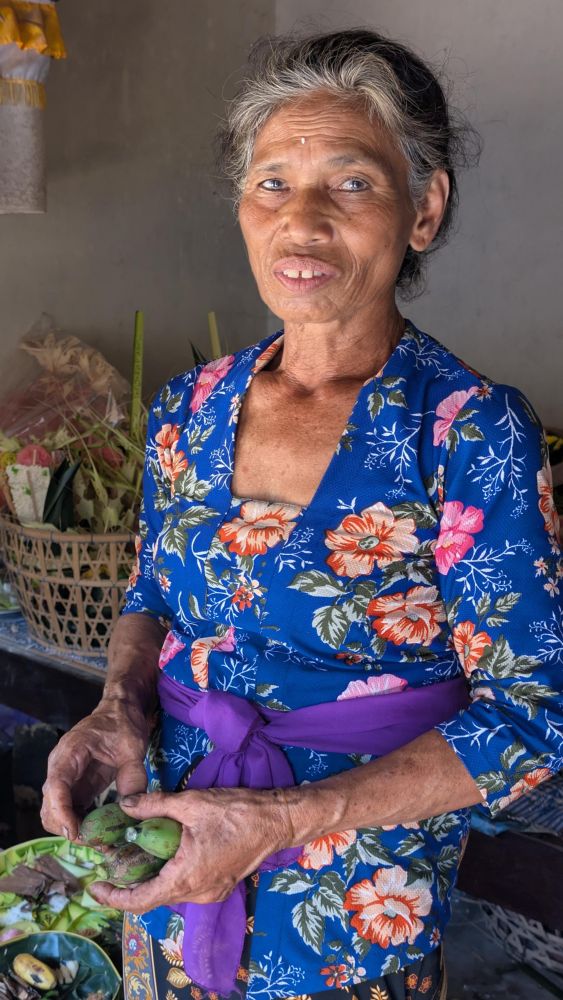 femme balinaise préparant une cérémonie