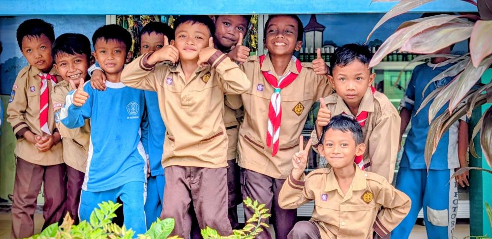 Ecoliers indonésiens facétieux