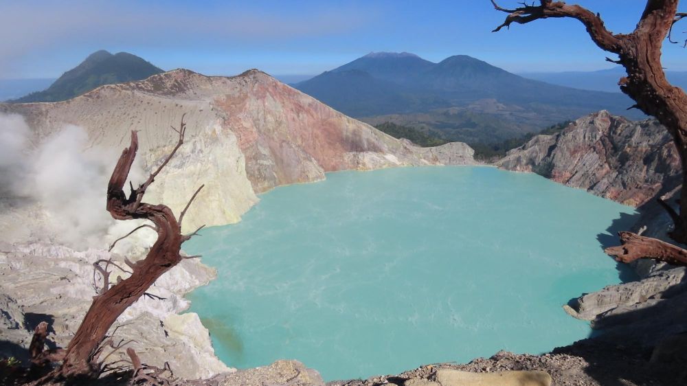 Le lac de soufre du Kawah Ijen à Java