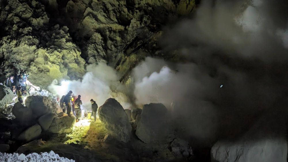 Extraction du soufre au Kawah Ijen