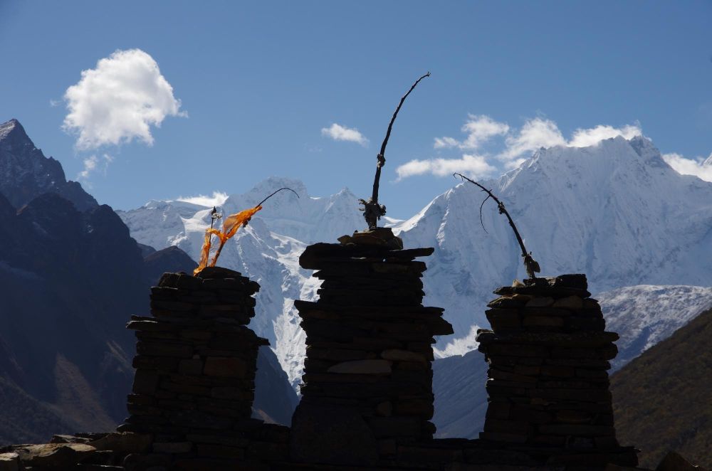 Chortens et sommets de la région du Manaslu