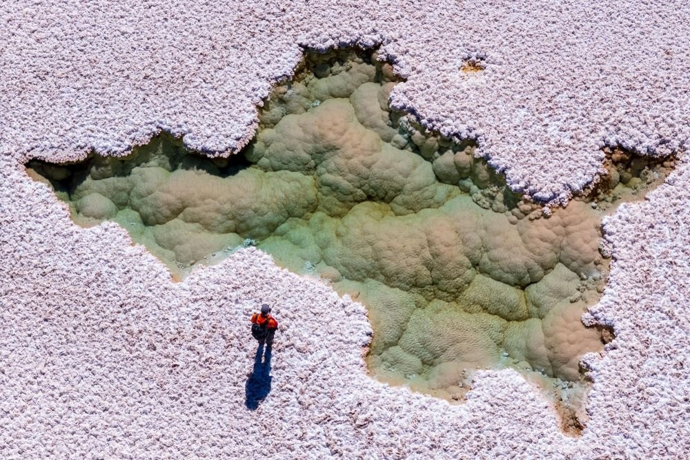 Trou d'eau  sur un salar vu du ciel