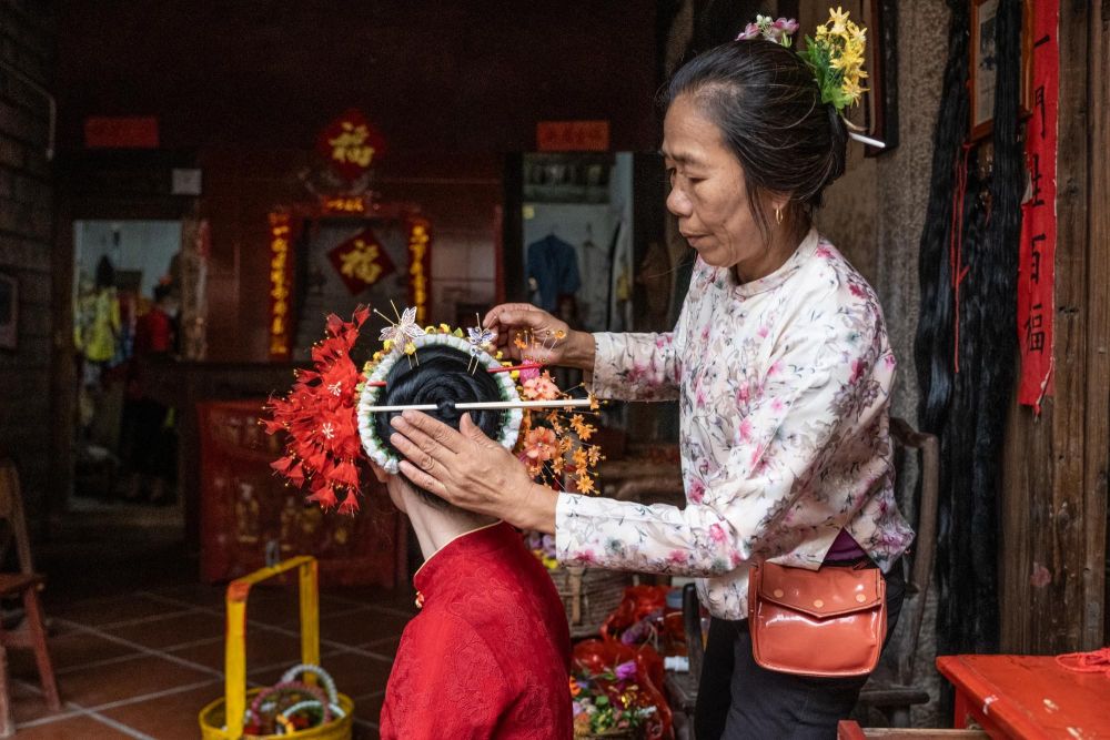 Femmes de l'ethnie Xunpu, parées de leur couronne de fleurs - Chine