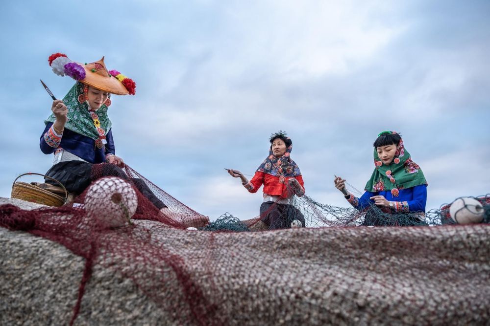 Femmes Hui'An réparant leur filet