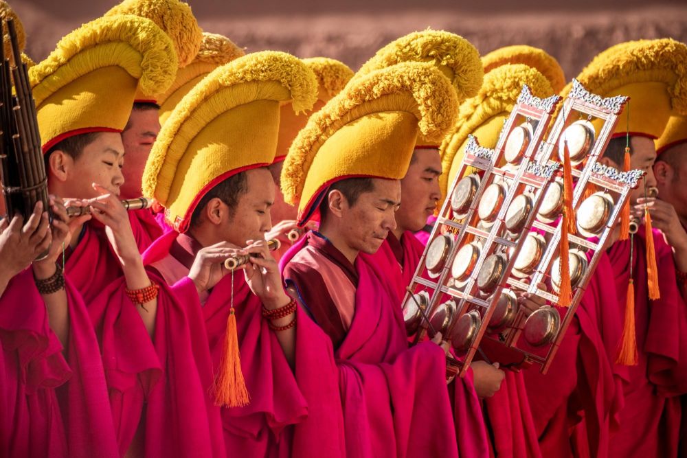 moines jouant des instruments traditionnels durant la cérémonie de libération des animaux