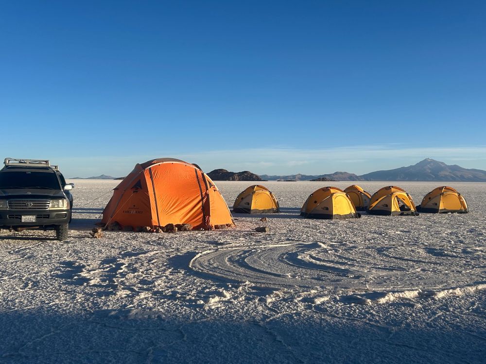Le bivouac sur le salar avec en toile de fond le volcan Tunupa