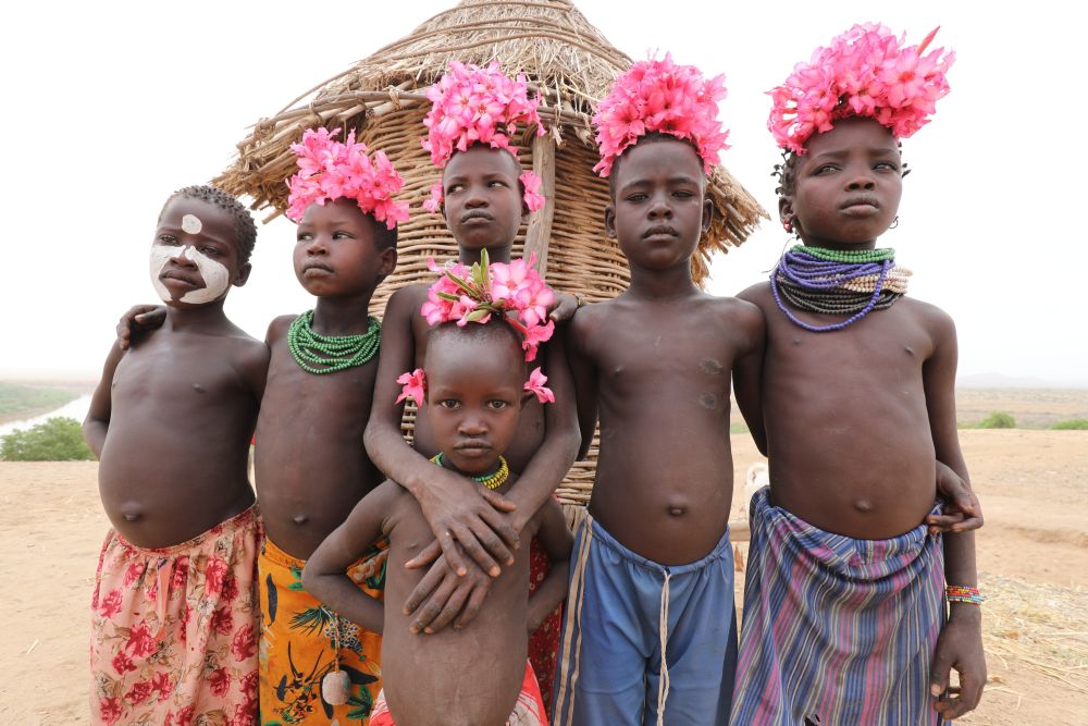 Enfants parés de fleurs