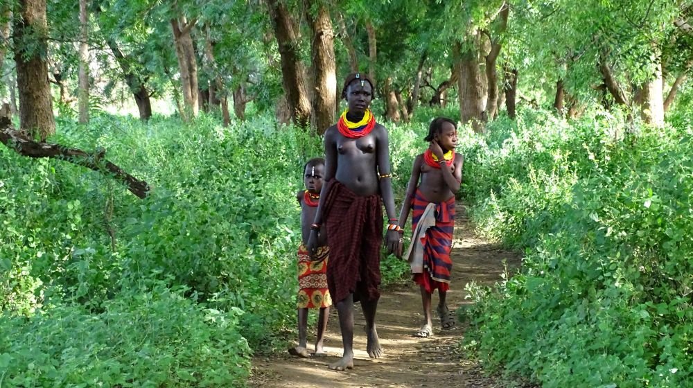 Femme et ses enfants dans la vallée de l'Omo